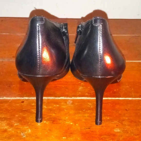 NINE WEST - Picture 3 of 8